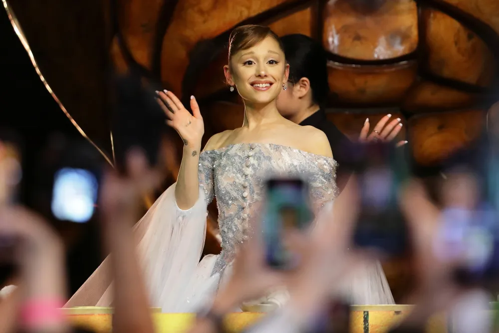 Viral! Pria Lakukan Aksi Freak Serang Ariana Grande di Red Carpet Wicked Singapura