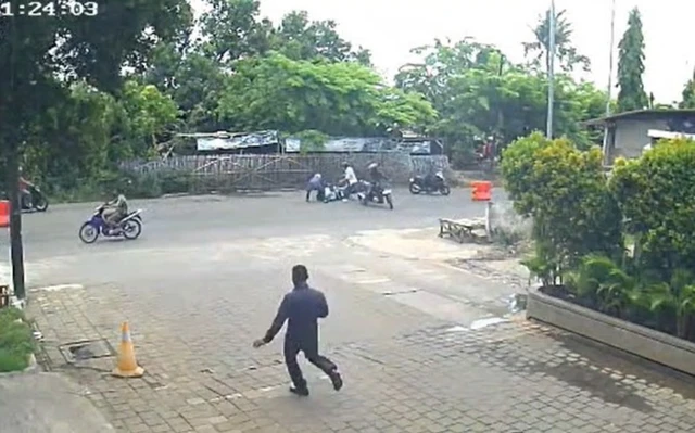 Viral! Karyawan Bawa Duit Rp450 Juta Naik Motor, Dicegat Perampok di Bekasi