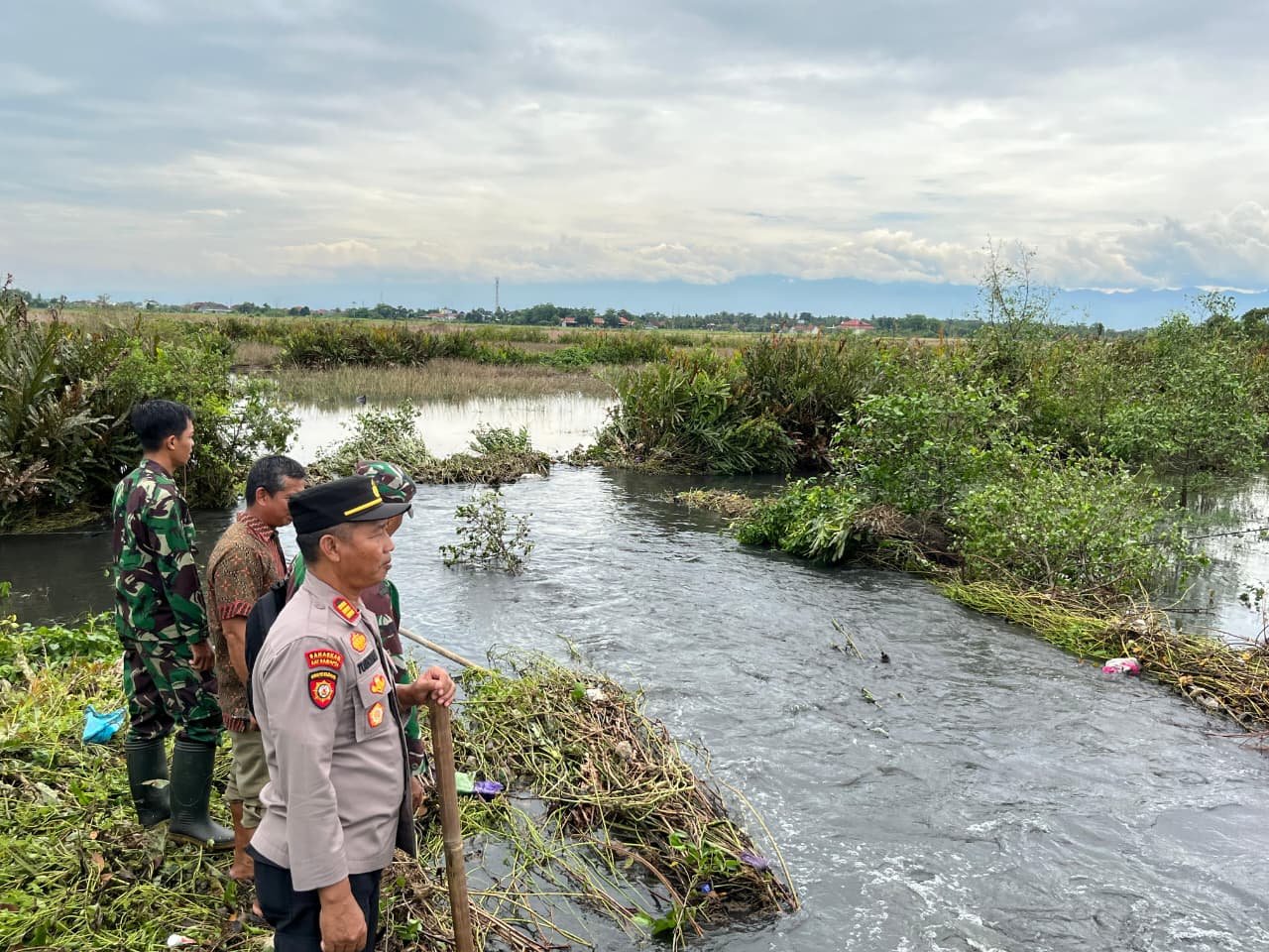 Tanggul Sungai Jebol di Pekalongan, Petugas dan Relawan Lakukan Penanganan Cepat