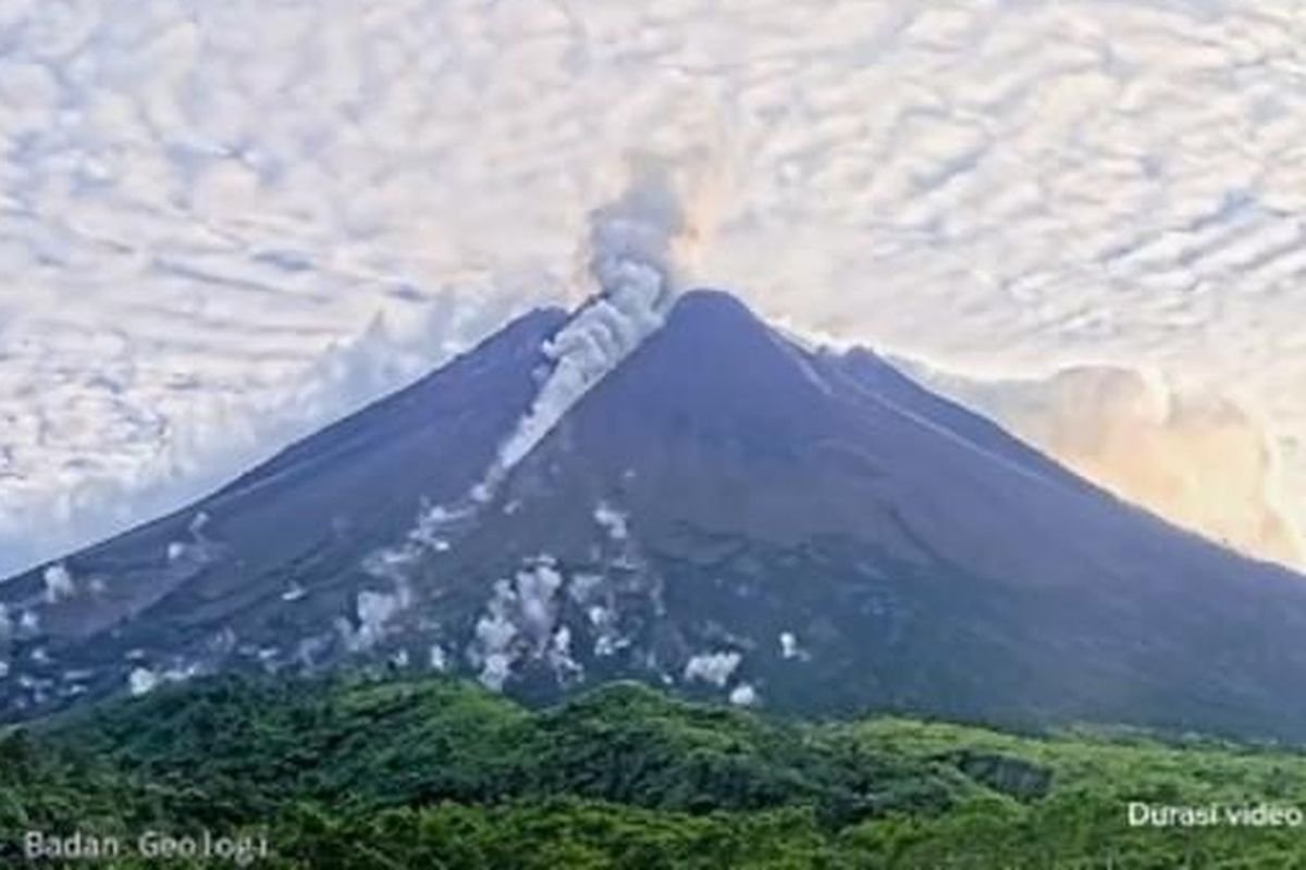 Merapi Erupsi, Awan Panas Guguran Meluncur Hingga 2 Kilometer