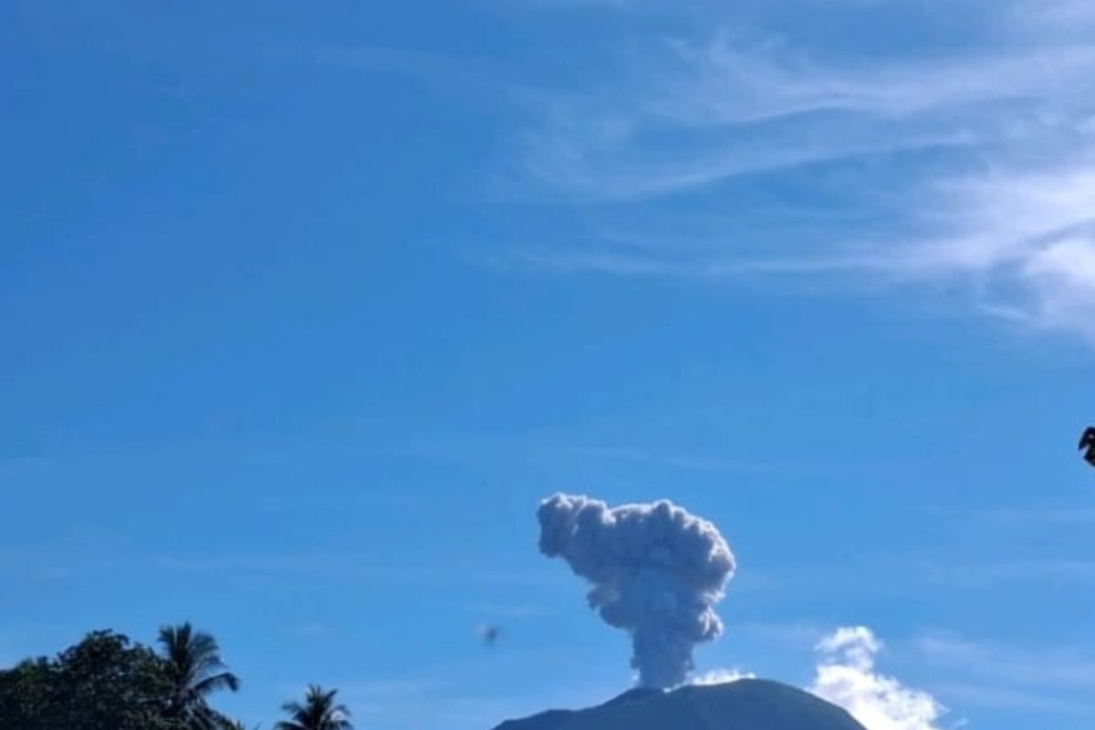 Abu Vulkanik Gunung Ibu Mencapai Ketinggian 600 Meter