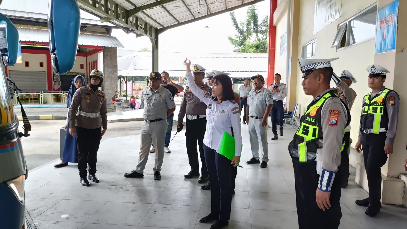 Cek Laik Jalan Bus, Jasa Raharja Ngawi Periksa Masa Laku IWKBU di Terminal Ngawi