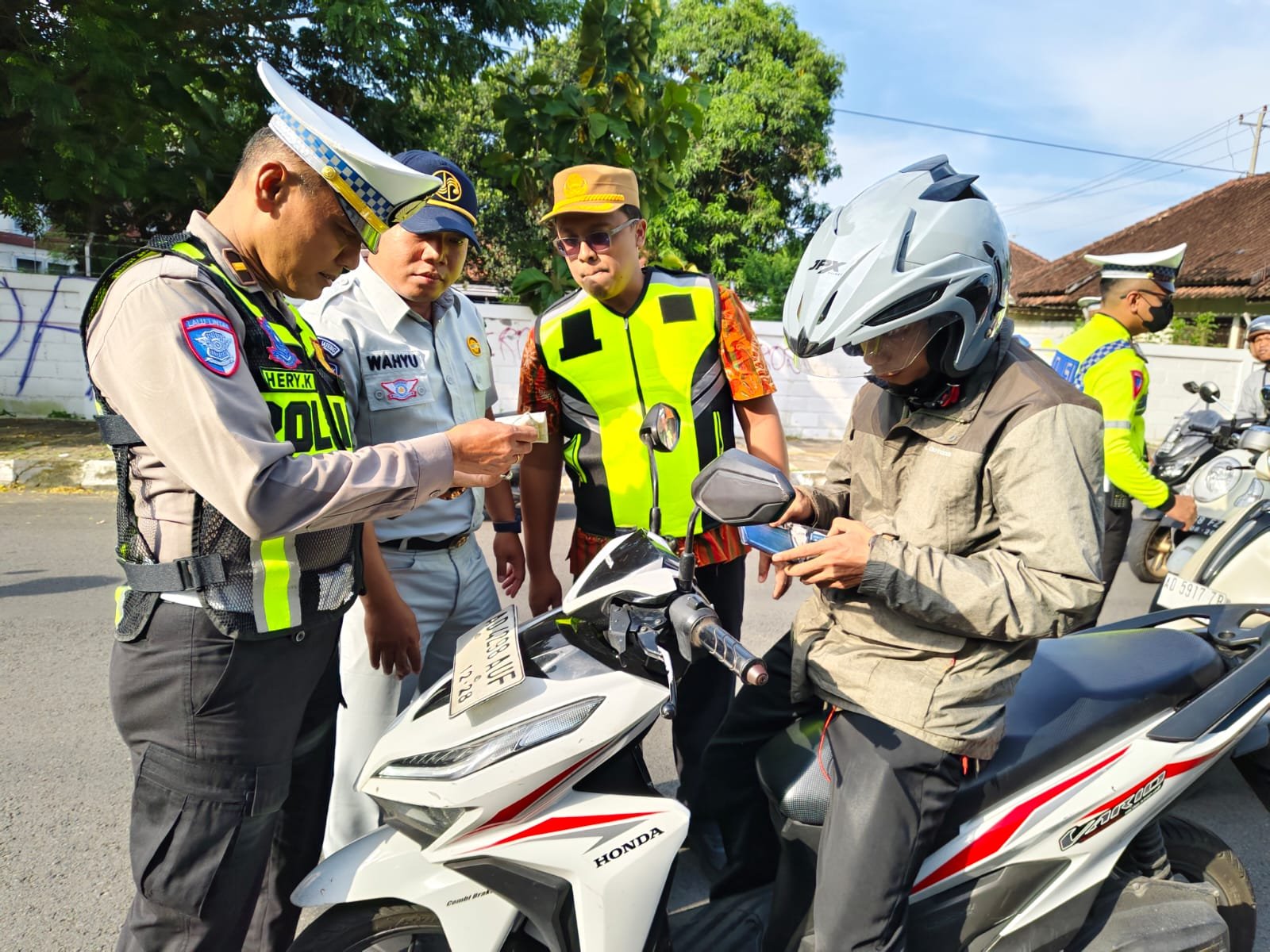 Jasa Raharja Sukoharjo dan Tim Pembina Samsat Karanganyar Sosialisasi Taat Pajak dan Keselamatan Jalan