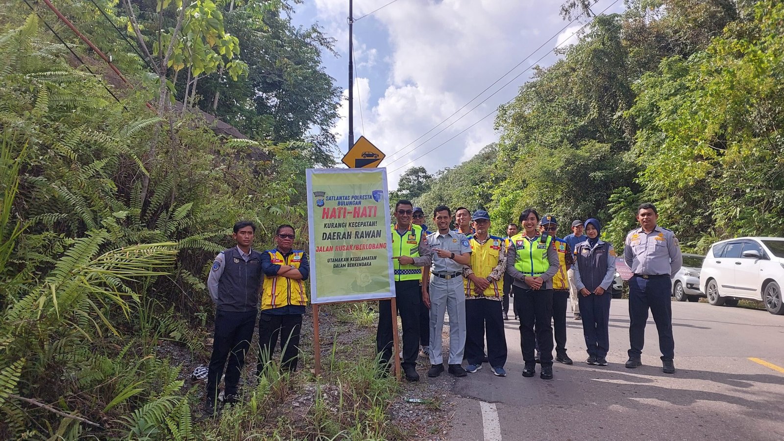 Jasa Raharja Tarakan Gandeng Ditlantas Polda Kaltara dan Stakeholder, Pasang Spanduk Imbauan di Jalur Poros Tanjung Selor – KTT – Malinau – Berau