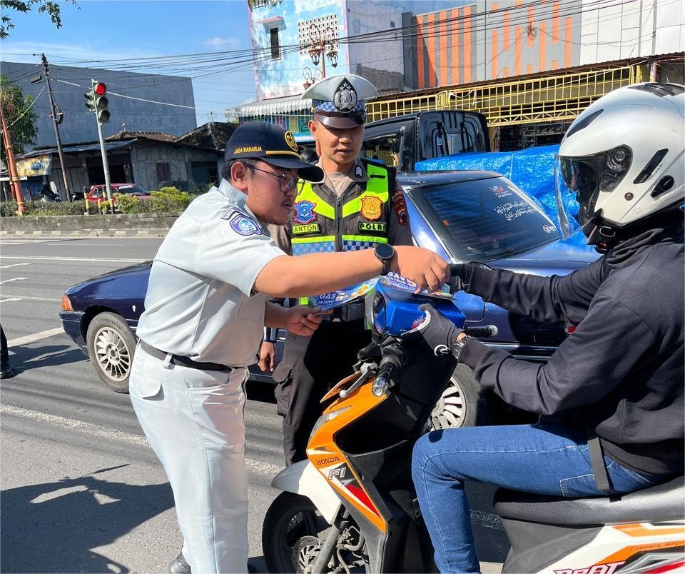 Jasa Raharja Sukoharjo dan Samsat Sukoharjo Berbagi Takjil Sambil Sosialisasi Diskon Pajak dan Layanan Digital