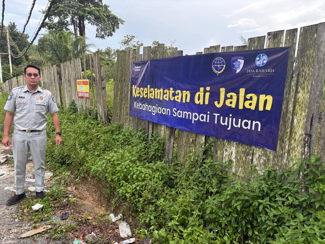 Dukung Keselamatan Transportasi, PT Jasa Raharja Kanwil Kalimantan Timur Pasang Spanduk Himbauan di Titik Rawan Kecelakaan Kabupaten Penajam Paser Utara