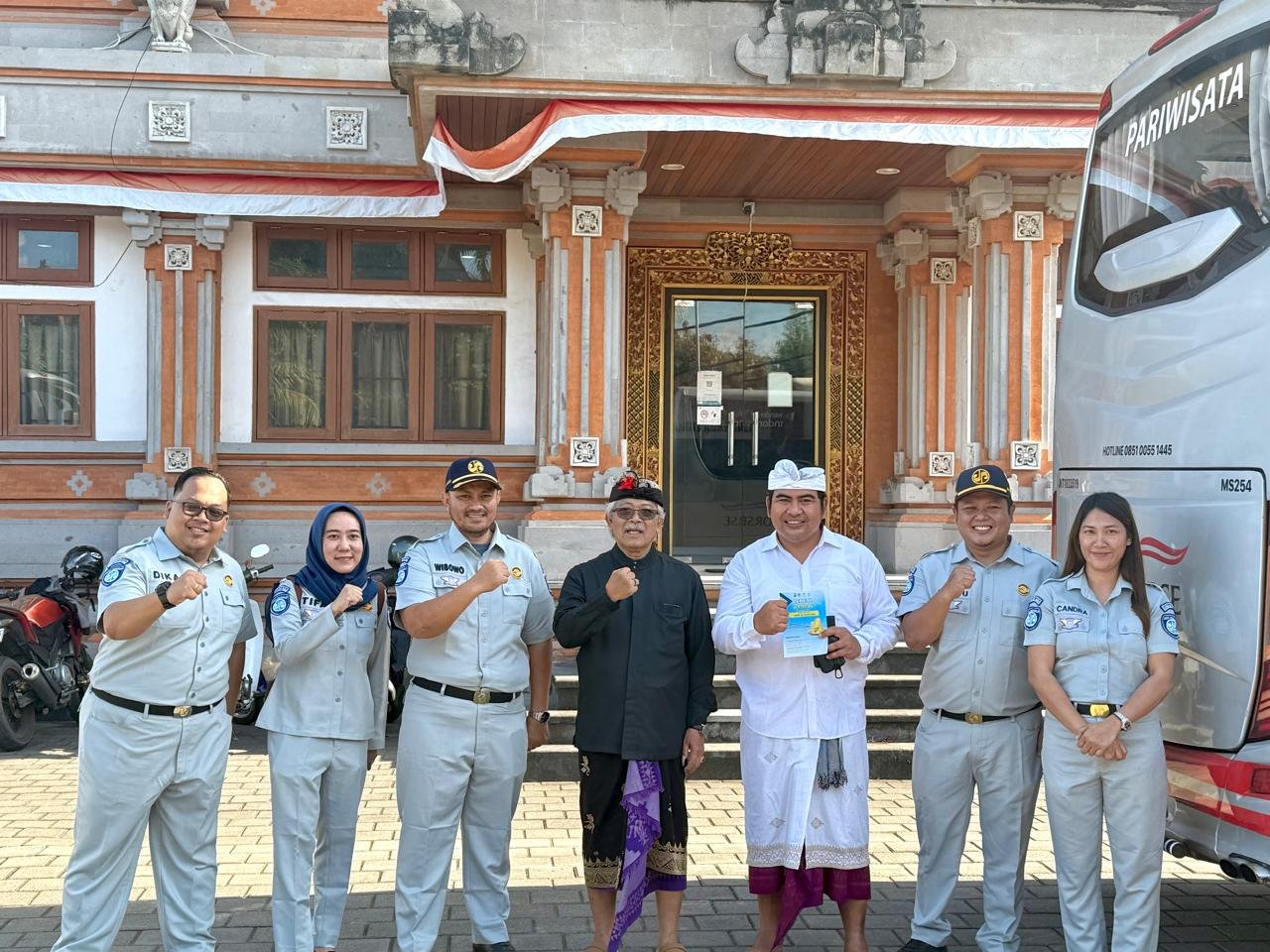Majelis Desa Adat (MDA) Bali dan Jasa Raharja Kantor Wilayah Bali, Lepas Pemedek Tangkil Gratis Ke Pura Besakih