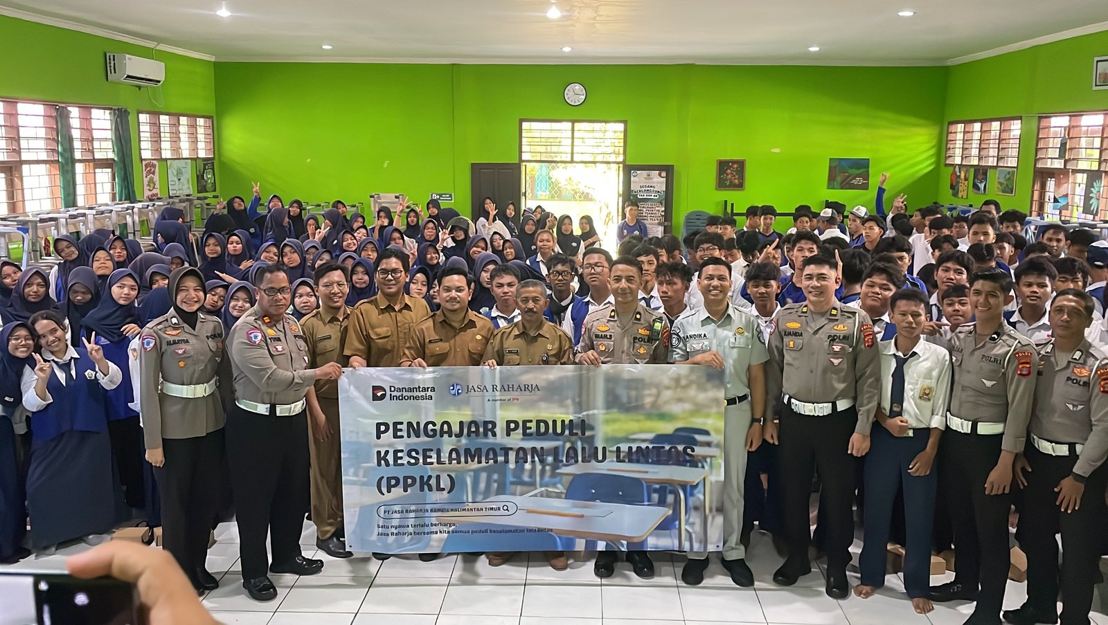 Tekan Angka Kecelakaan Pelajar, PT Jasa Raharja Kanwil Kalimantan Timur Gelar Safety Campaign dan PPKL di SMPN 13 Balikpapan Timur