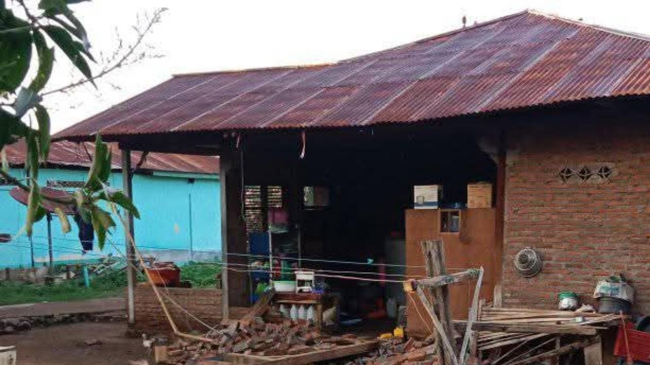 Puluhan Rumah di Pulau Adonara, Kabupaten Flores Timur Rusak Dampak Gempa Bumi