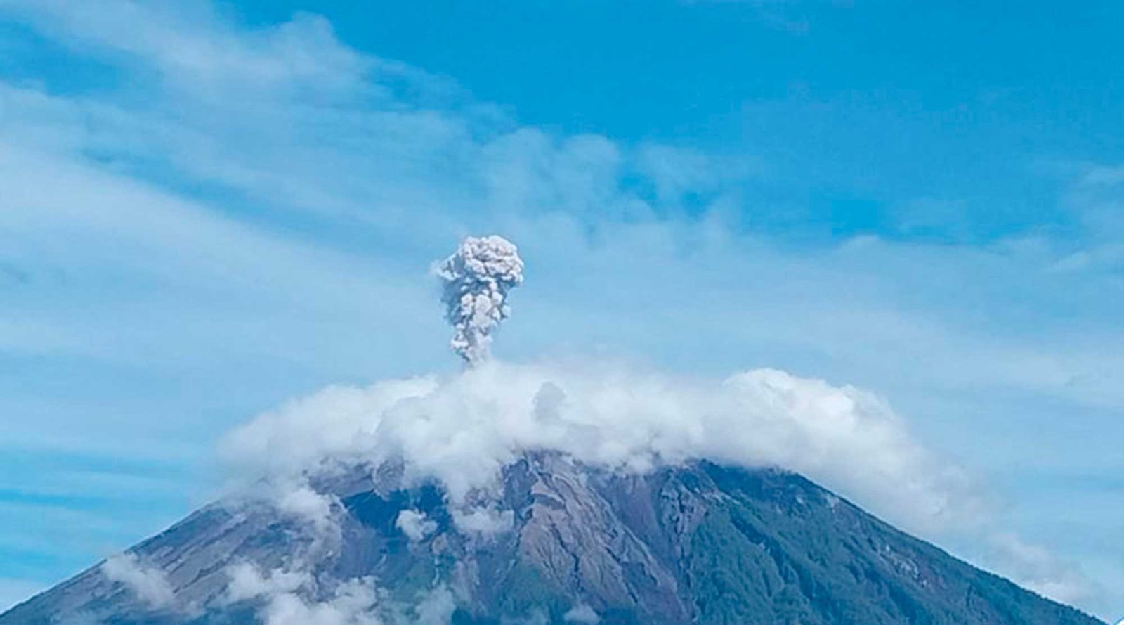 Enam Jam Terakhir, Mount Semeru Diguncang 16 Gempa Letusan