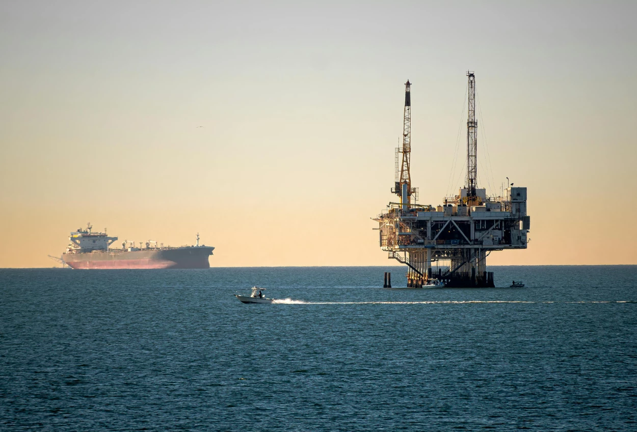 Harga Minyak Dunia Terjun Lebih dari 15 Persen Akibat Tekanan Permintaan