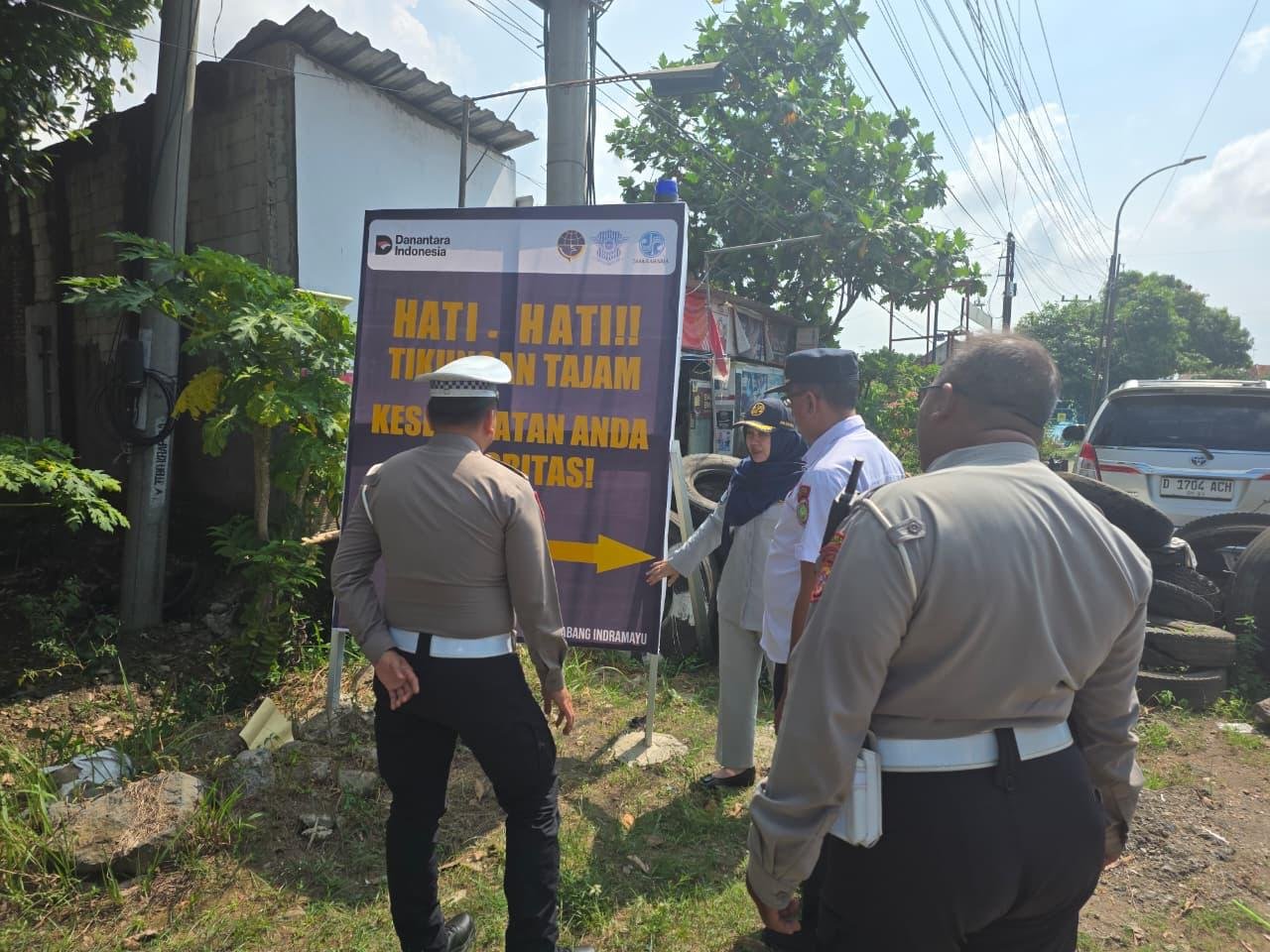 Jasa Raharja Indramayu Bersama Stakeholder Tinjau Pemasangan Spanduk Reflektor dan Lampu Rotator di Titik Rawan Kecelakaan