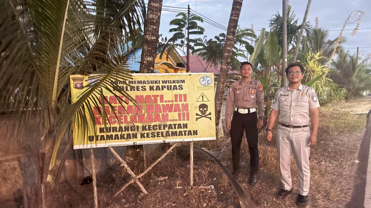 Jasa Raharja Kalteng Tindak Lanjuti Hasil FKLL dengan Pemasangan Spanduk Peringatan di Titik Rawan Kecelakaan Kapuas