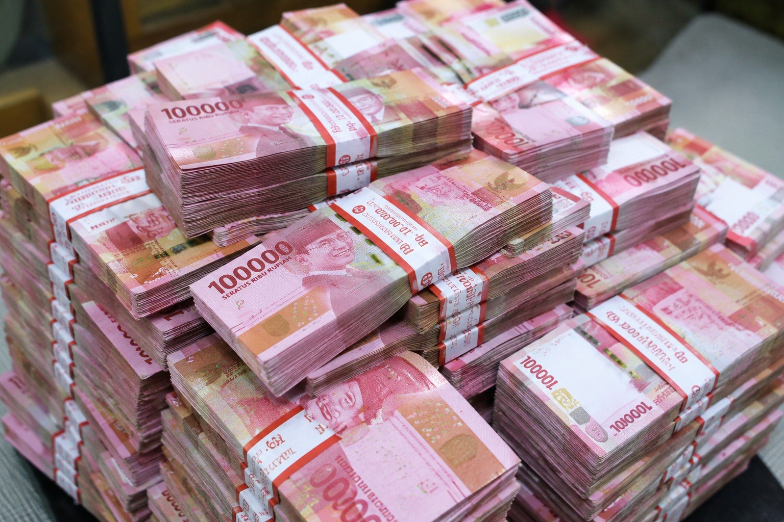 Nilai Tukar Rupiah Berada di Posisi Rp18.010 per Dolar AS pada Siang Hari