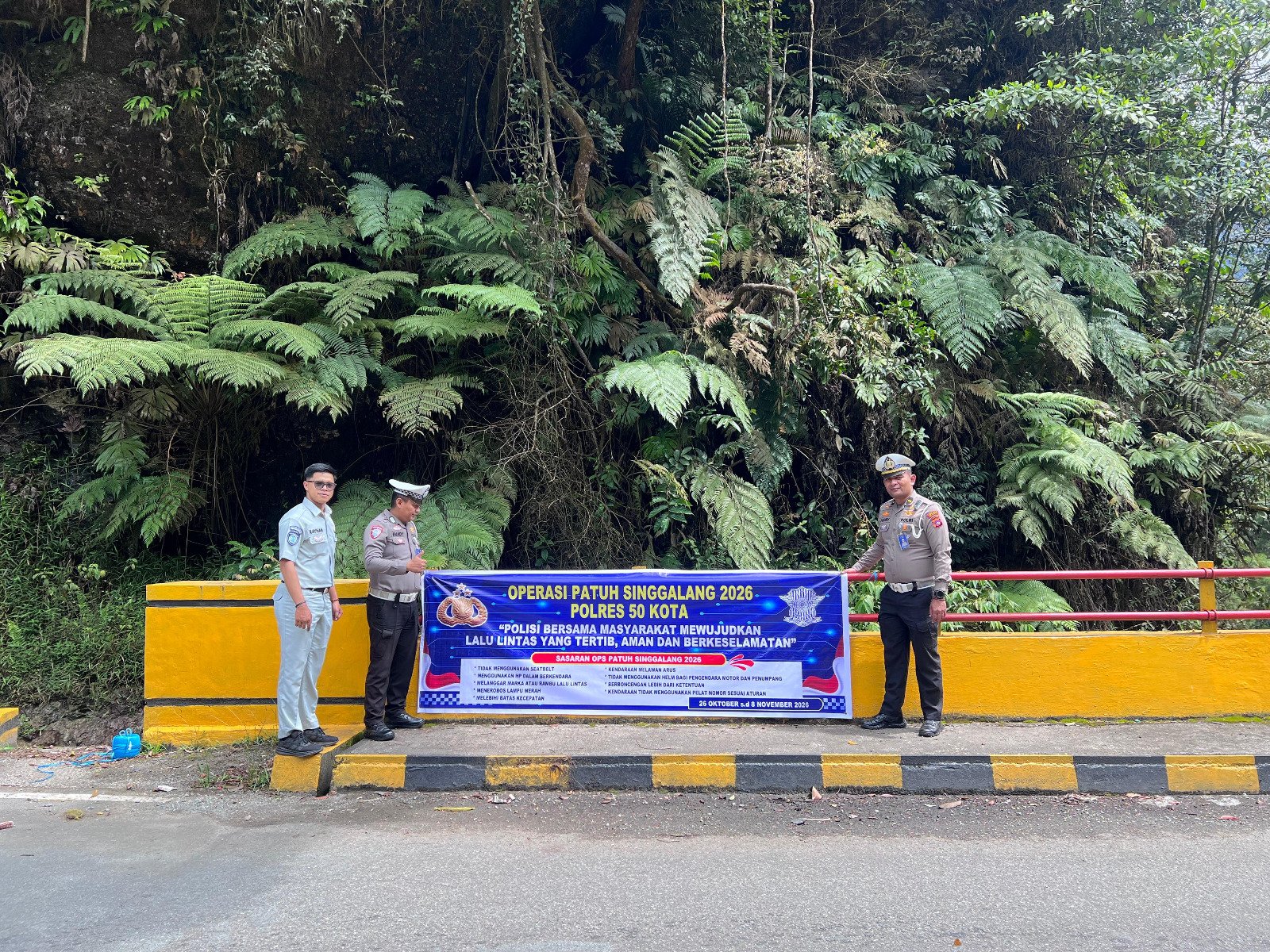 Jasa Raharja Sumbar Bersama Satlantas Polres 50 Kota Pasang Spanduk Operasi Patuh Singgalang dan Imbauan Daerah Rawan Kecelakaan